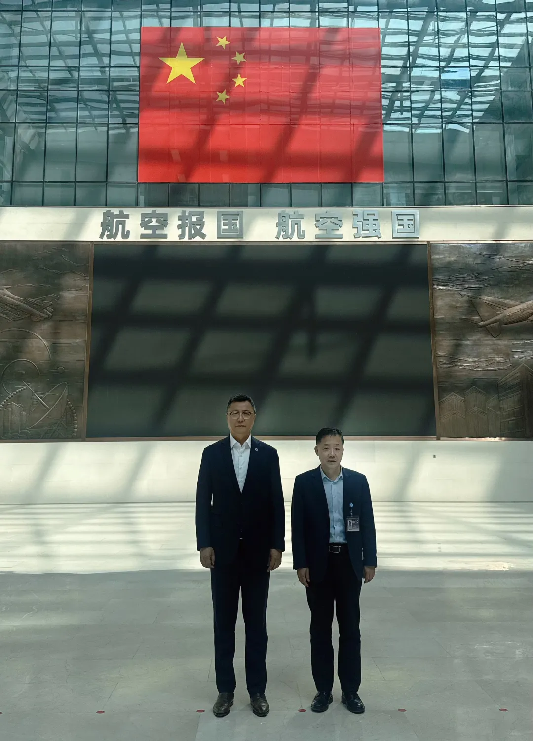 潘锋与中航工业复合材料技术中心主任田铁兵举行工作座谈 