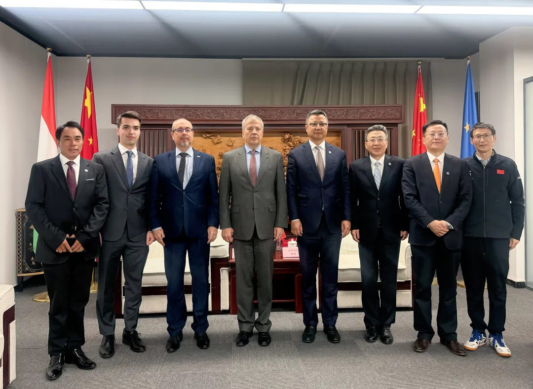 潘锋与匈牙利国会副主席欧拉·劳约什举行工作座谈 